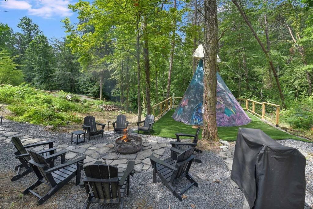 Enchanted Forest Cabin And Teepee! Lights & Laser Show! Private Hot Tub! Unique Stay! Sevierville Kültér fotó