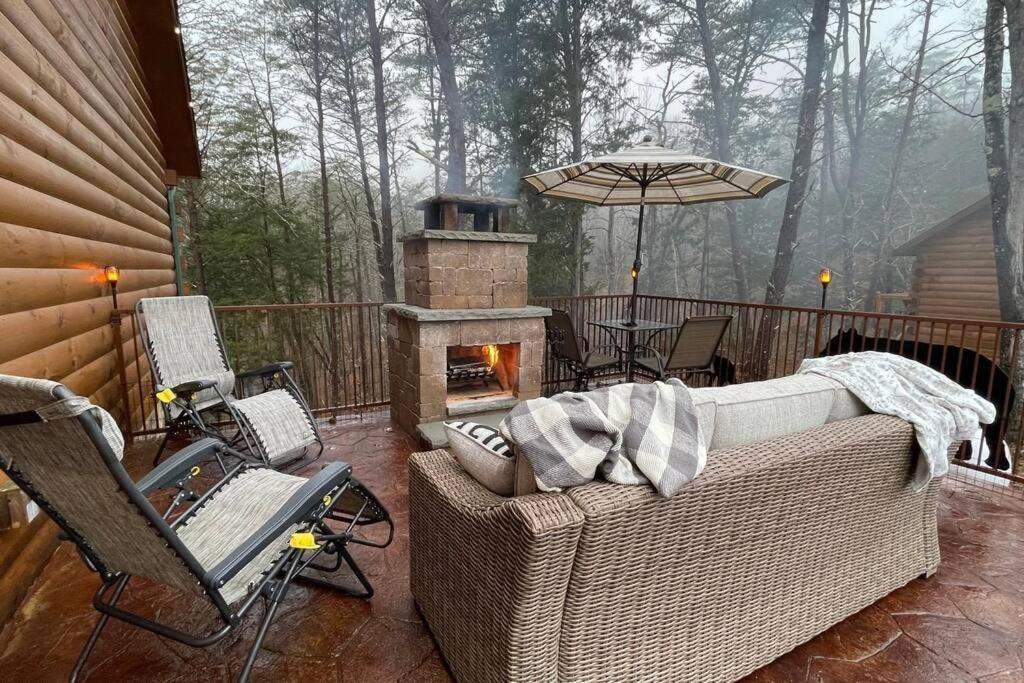Enchanted Forest Cabin And Teepee! Lights & Laser Show! Private Hot Tub! Unique Stay! Sevierville Kültér fotó