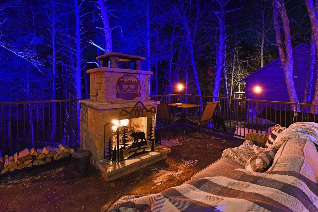 Enchanted Forest Cabin And Teepee! Lights & Laser Show! Private Hot Tub! Unique Stay! Sevierville Kültér fotó