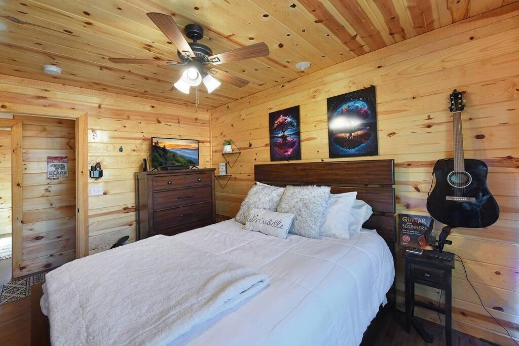 Enchanted Forest Cabin And Teepee! Lights & Laser Show! Private Hot Tub! Unique Stay! Sevierville Kültér fotó