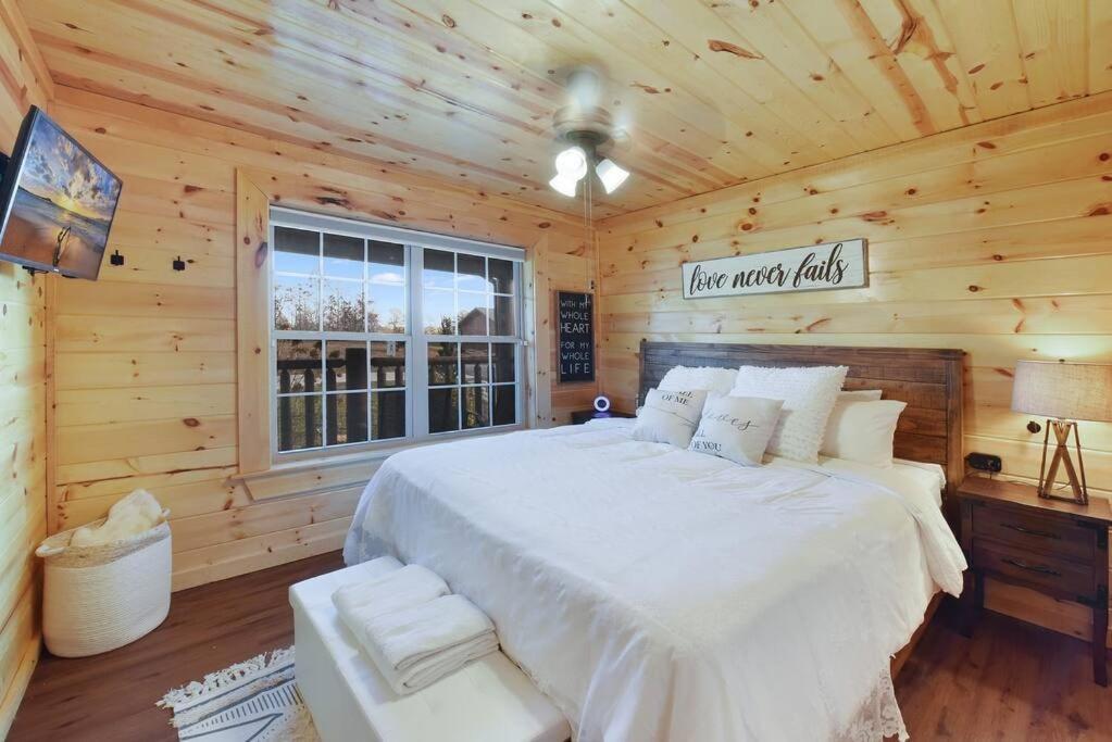 Enchanted Forest Cabin And Teepee! Lights & Laser Show! Private Hot Tub! Unique Stay! Sevierville Kültér fotó