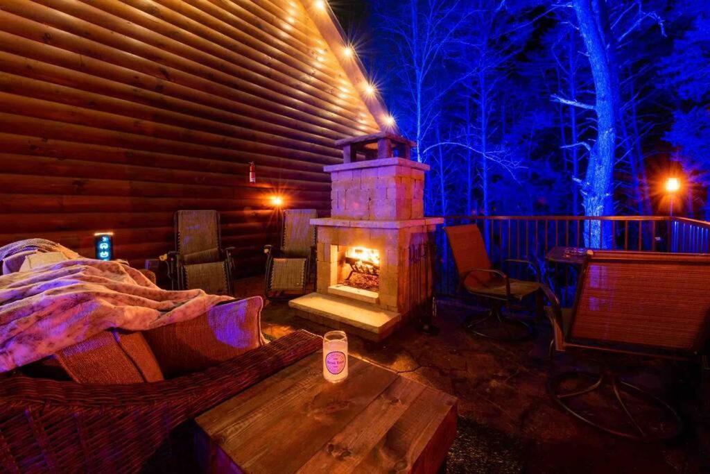 Enchanted Forest Cabin And Teepee! Lights & Laser Show! Private Hot Tub! Unique Stay! Sevierville Kültér fotó